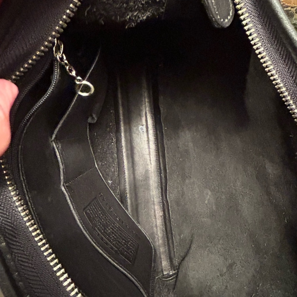 Coach Vintage Legacy Hobo H1P-9148
Made in Costa Rica - Picture 9 of 16